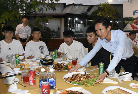 Nhà hàng Sông Rạch Hào bán thêm gà nướng, các loại lẩu giao tại nhà miễn phí công giao hàng. Ảnh: ĐAN CHÂU