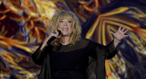 Danh ca Alla Pugacheva góp phần đưa bài hát “Triệu bông hồng” trở nên nổi tiếng khắp thế giới.