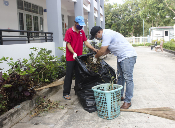 Trường CĐ Kỹ thuật Công nghệ BR-VT đã huy động toàn bộ cán bộ, giảng viên, nhân viên nhà trường tổng vệ sinh để chuẩn bị cho HS đi học lại.