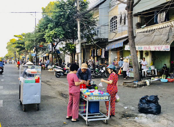 Ngay sau khi lực lượng chức năng rời đi, một số người dân đã đẩy xe, đưa hàng lấn chiếm lòng đường, vỉa hè để bán ngay trên đường Nam Kỳ Khởi Nghĩa.