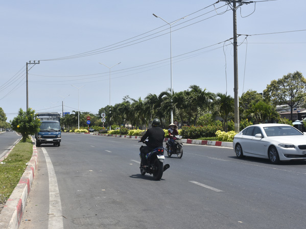 Người điều khiển xe máy vô tư đi ngược chiều vào làn đường dành cho xe ô tô trên đường 2/9, TP.Vũng Tàu.