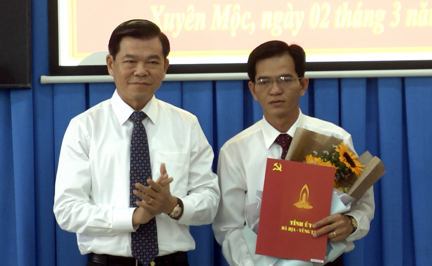 Ông Nguyễn Hồng Lĩnh, Ủy viên Trung ương Đảng, Bí thư Tỉnh ủy, Chủ tịch HĐND tỉnh, trao Quyết định số 1336-QĐ/TU về điều động và chỉ định ông Dương Trọng Hiếu giữ chức vụ Bí thư Huyện ủy Xuyên Mộc nhiệm kỳ 2015-2020.