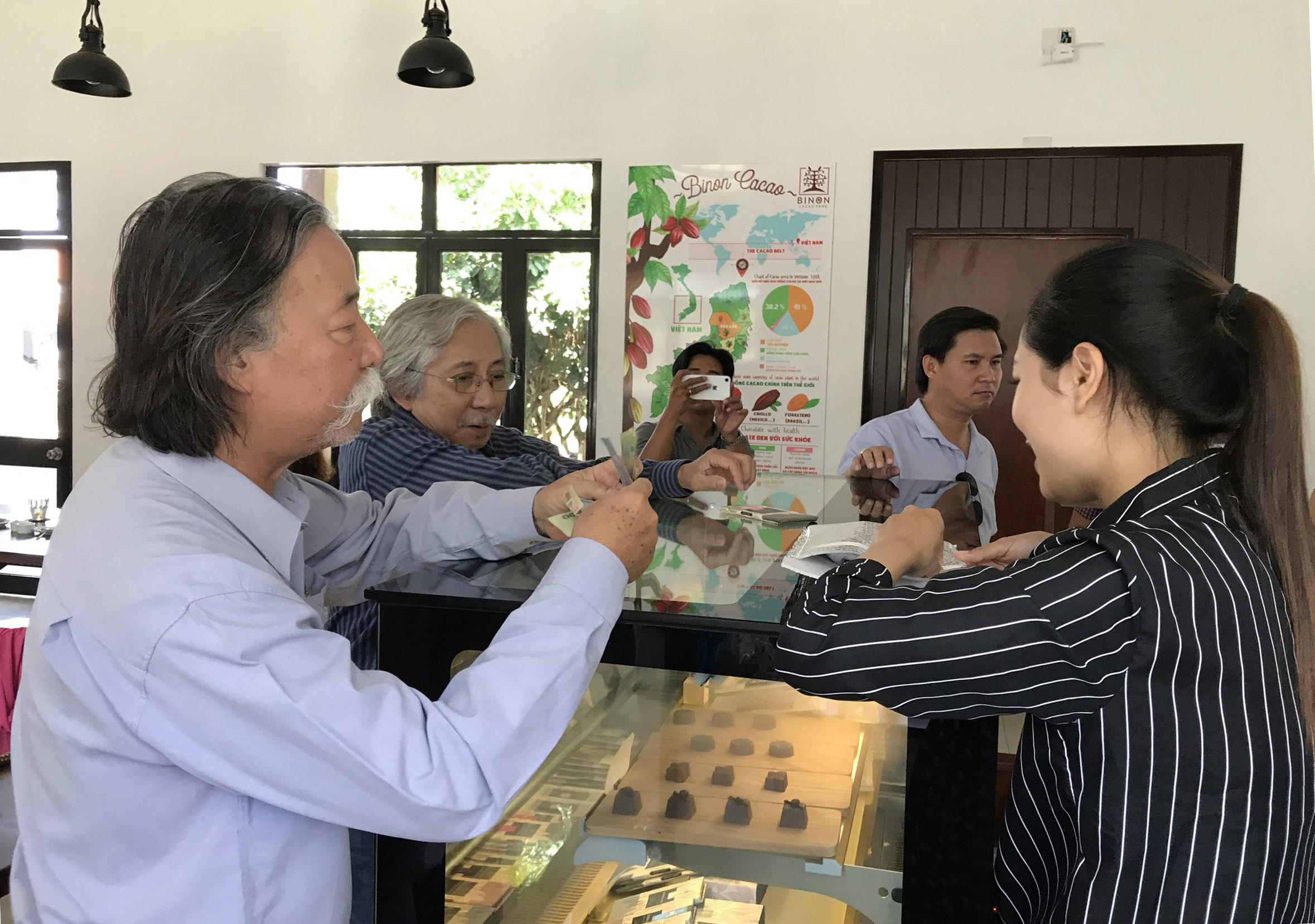 Các hội viên tham quan shop trưng bày sản phẩm làm từ ca cao của Công ty CP Binon Cacao tại xã Xà Bang, huyện Châu Đức.
