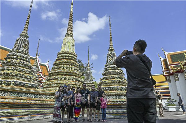 Khách du lịch tham quan chùa Wat Pho ở thủ đô Bangkok, Thái Lan. (Nguồn: AFP)