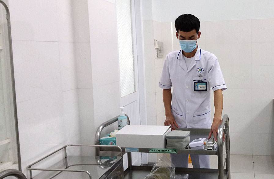 Nhân viên y tế sắp xếp các vật dụng, thiết bị y tế trong Khu cách ly tập trung tại trụ sở Ban Bảo vệ chăm sóc sức khỏe cán bộ tỉnh (cũ) tại TP.Bà Rịa.