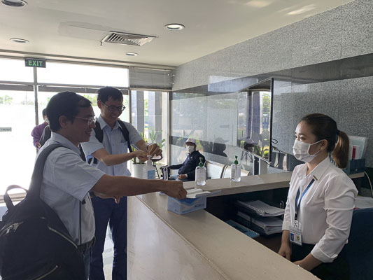 Để phòng chống dịch COVID-19, Cảng CMIT trang bị cồn, nước rửa tay sát khuẩn khô và khẩu trang y tế cho nhân viên và khách mỗi khi tới công ty. Ảnh: THANH NGA