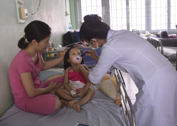 Bệnh viện Đa khoa Vũng Tàu dự kiến hoàn thành vào tháng 8/2020 và được giao cho Bệnh viện Lê Lợi tiếp quản, vận hành. Trong ảnh: Bác sĩ thăm khám cho bệnh nhi điều trị tại Khoa Nhi của BV Lê Lợi. Ảnh: ANH ĐÀO