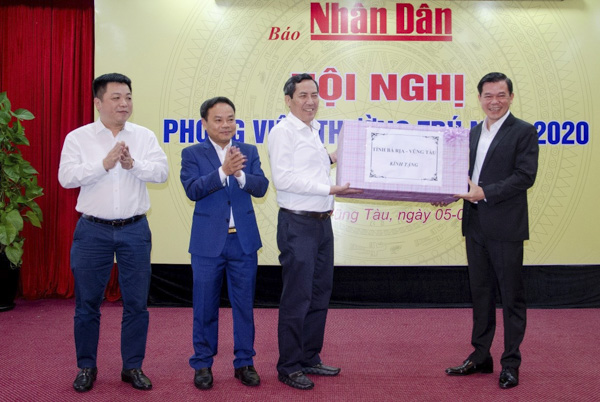 Ông Nguyễn Hồng Lĩnh (bên phải), Ủy viên Trung ương Đảng, Bí thư Tỉnh ủy, Chủ tịch HĐND tỉnh tặng quà lưu niệm Ban Biên tập Báo Nhân dân.
