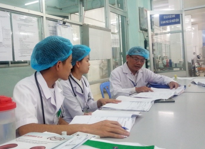 Đầu tư phát triển đội ngũ bác sĩ được đào tạo bài bản,  có chuyên môn là một trong những giải pháp cơ bản để  Bệnh viện Lê Lợi nâng cao chất lượng khám, chữa bệnh.  Trong ảnh: Các bác sĩ Khoa Hồi sức tích cực chống độc,  Bệnh viện Lê Lợi trao đổi chuyên môn. Ảnh: MINH THIÊN