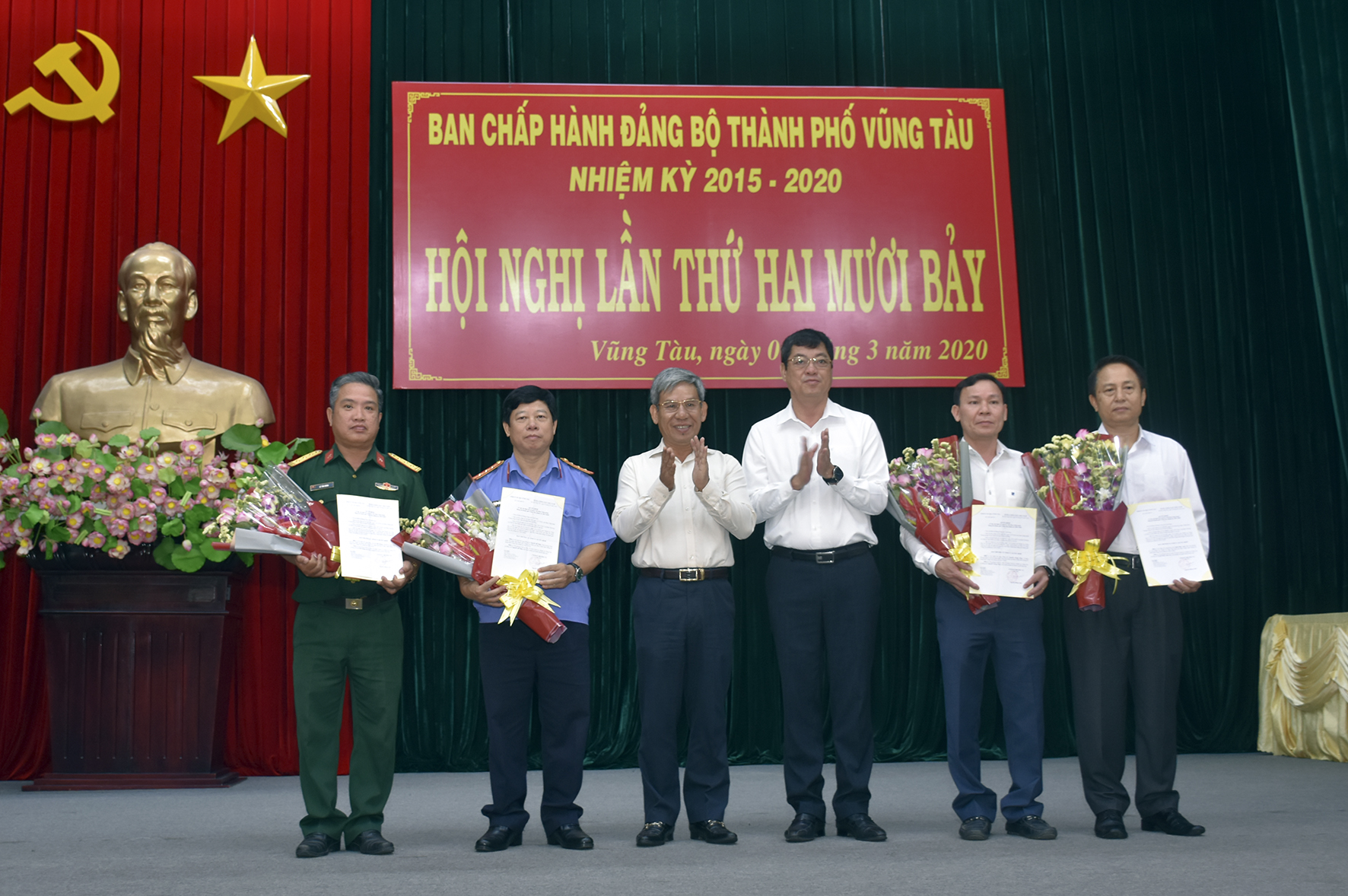 Ông Trần Đình Khoa, Ủy viên BTV Tỉnh ủy, Bí thư Thành ủy Vũng Tàu và ông Nguyễn Lập, Tỉnh ủy viên, Chủ tịch UBND TP. Vũng Tàu trao Quyết định và tặng hoa chúc mừng các cán bộ được BTV Tỉnh ủy chỉ định bổ sung BCH Đảng bộ TP. Vũng Tàu nhiệm kỳ 2015-2020. Ảnh: PHÚC LƯU