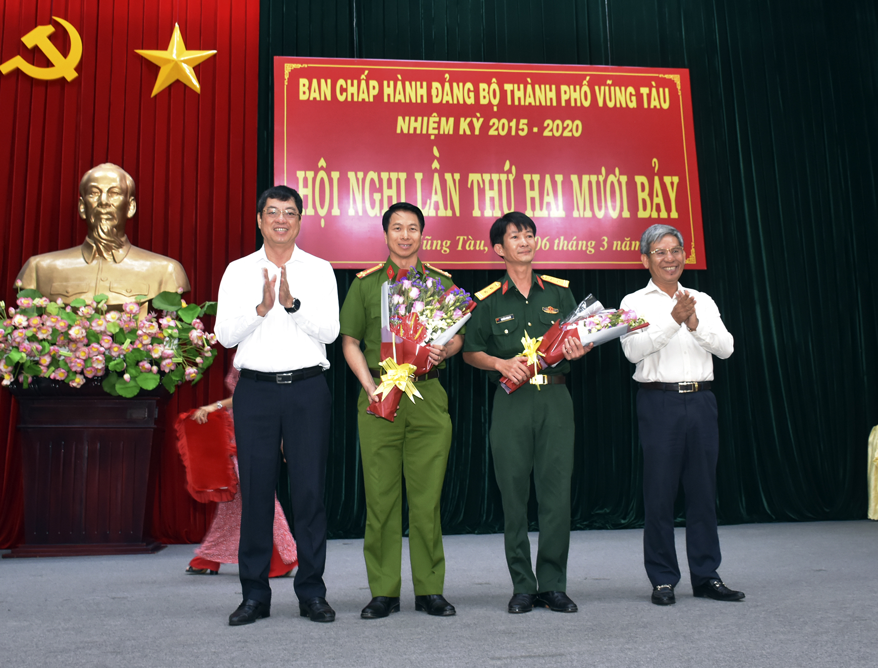 : Ông Trần Đình Khoa, Ủy viên BTV Tỉnh ủy, Bí thư Thành ủy Vũng Tàu và ông Nguyễn Lập, Tỉnh ủy viên, Chủ tịch UBND TP. Vũng Tàu tặng hoa chúc mừng Thượng tá Nguyễn Văn Luyện và Trung tá Nguyễn Hoàng Út.