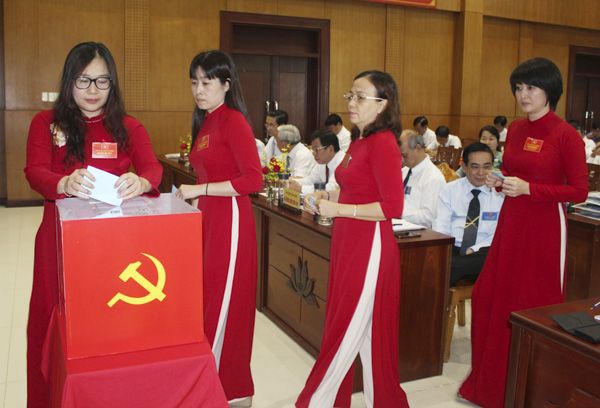 Đại biểu bỏ phiếu bầu Ban Chấp hành Đảng bộ Sở Tài chính khóa V, nhiệm kỳ 2020-2025.