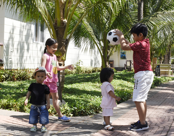 Một nhóm khách nhí vui chơi trong sân vườn tại Hương Phong-Hồ Cốc Beach Resort.