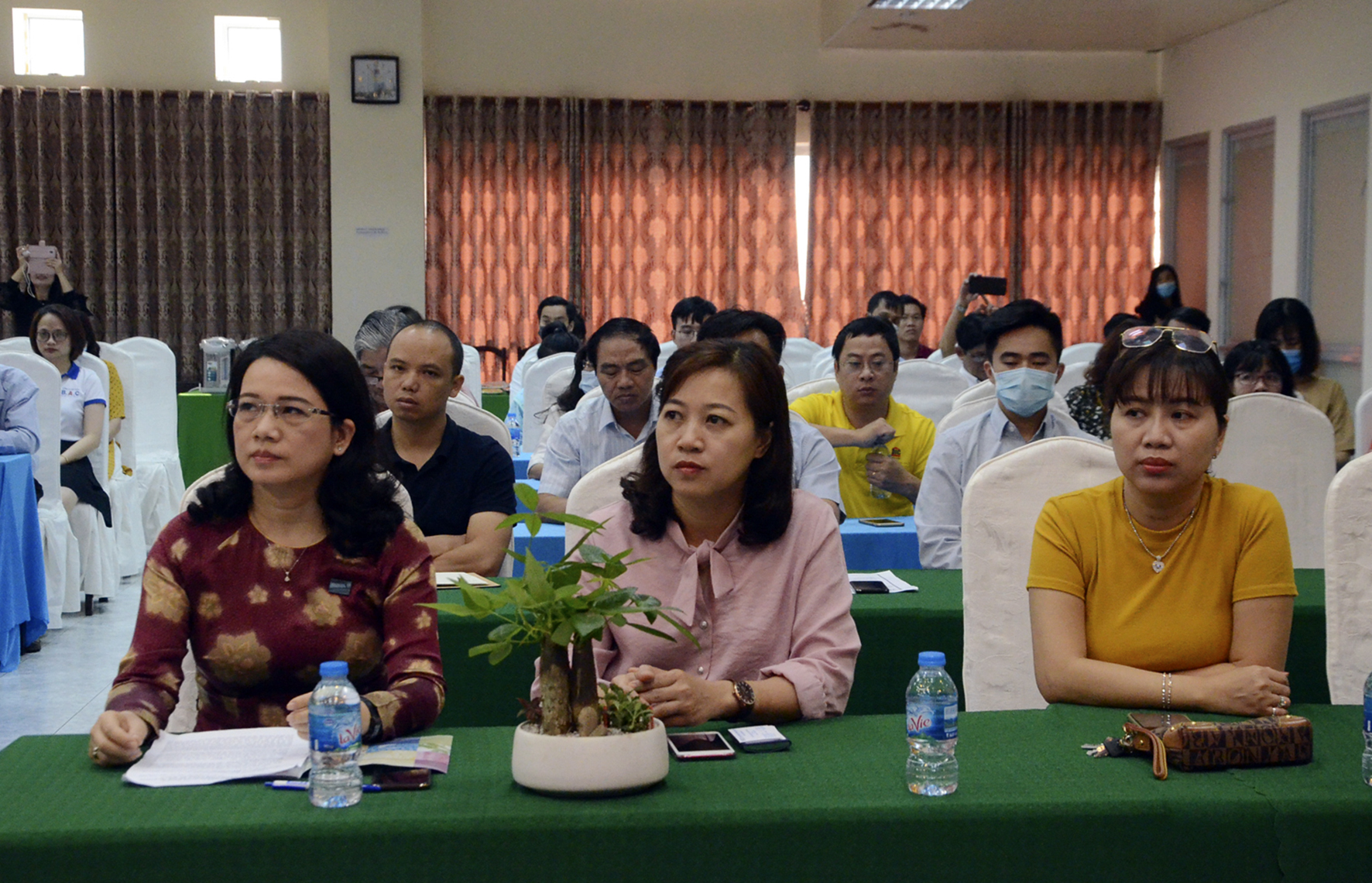 Các đại biểu tham dự hội nghị.