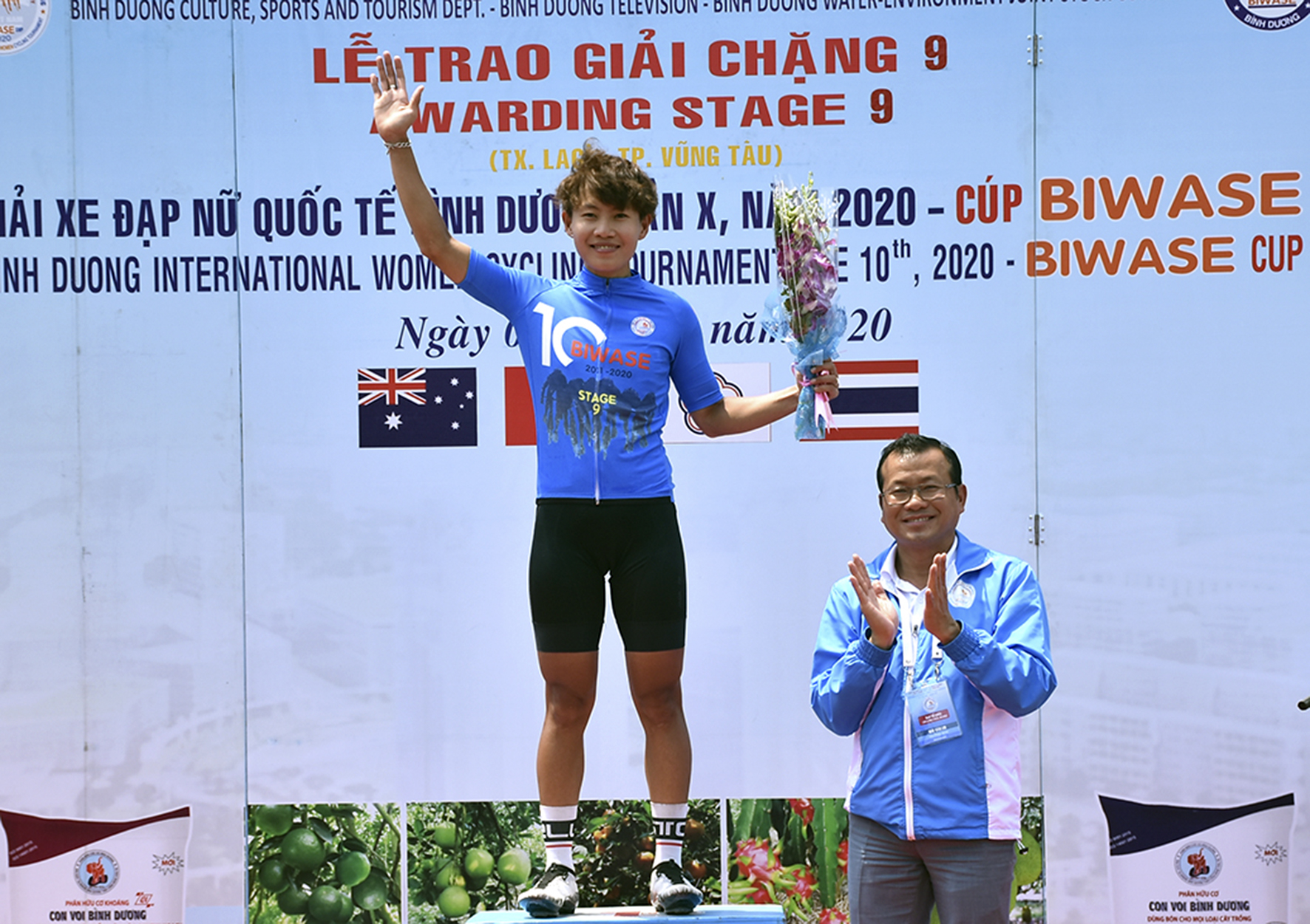 Ông Ngô Văn Lui, Trưởng Ban Tổ chức giải chúc mừng tay đua Nguyễn Thị Thật tiếp tục giữ Áo xanh.