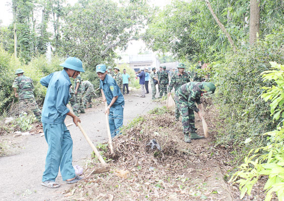 Lực lượng vũ trang tỉnh tham gia phát quang, khơi thông cống rãnh  tại xã Xuyên Mộc (huyện Xuyên Mộc).