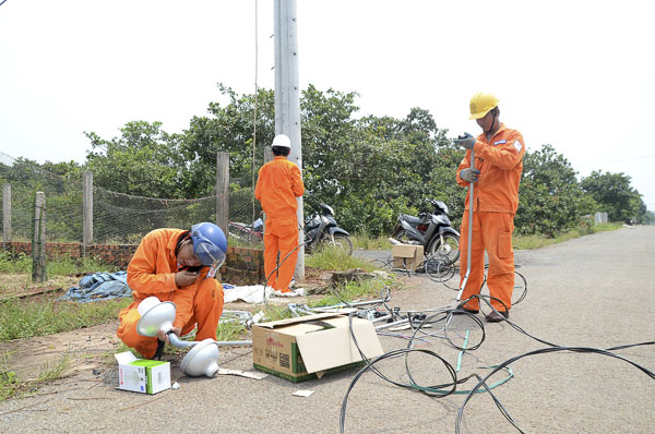 Phương án biểu giá điện 5 bậc, kịch bản 1 đang được Bộ Công thương đề xuất được coi là phương án tối ưu, khuyến khích người dân sử dụng điện tiết kiệm. Trong ảnh: Nhân viên Điện lực Xuyên Mộc lắp điện tại xã Bưng Riềng (huyện Xuyên Mộc).