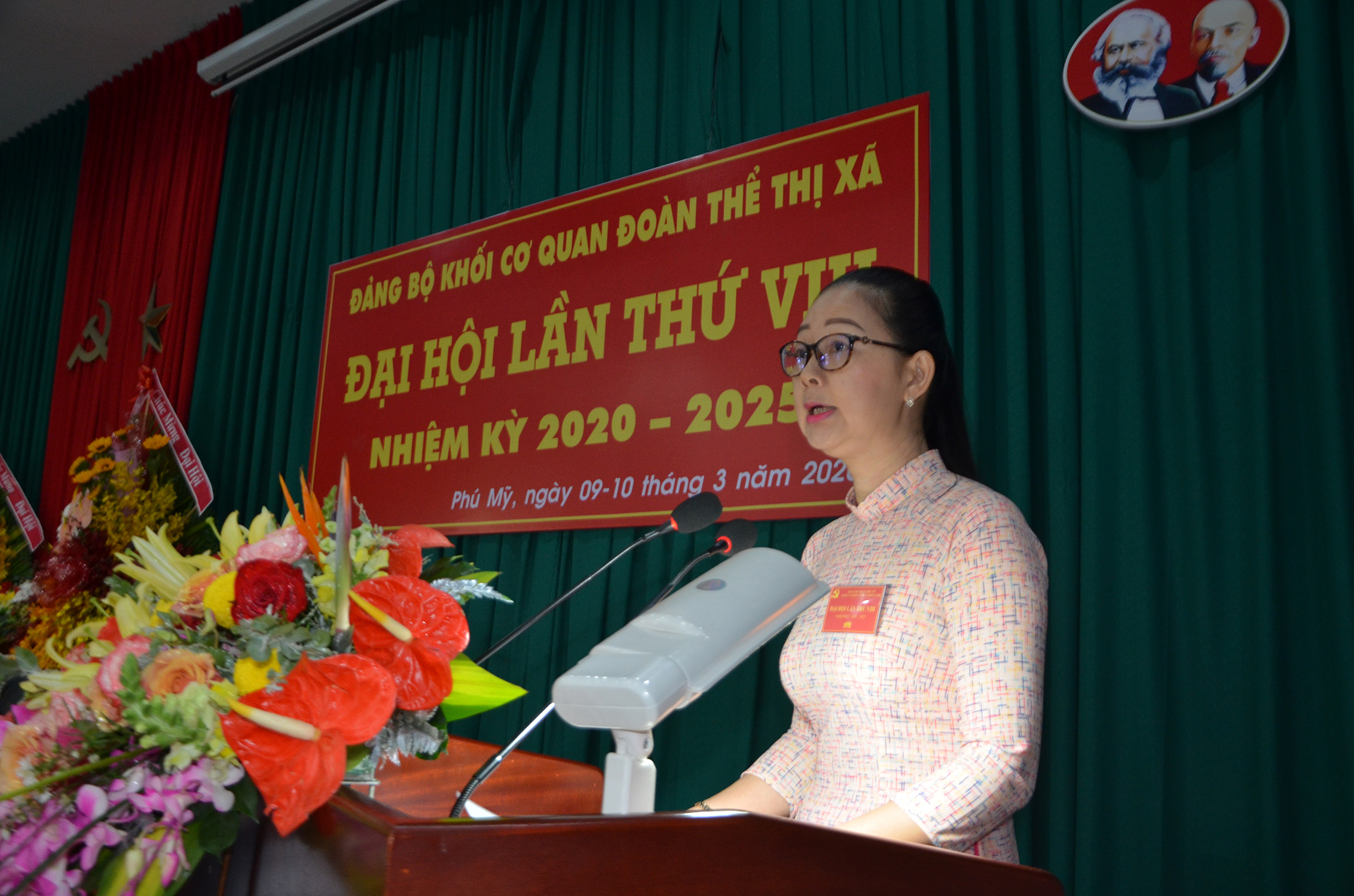Đồng chí Nguyễn Lý Thủy Tiên, Phó Bí thư Đảng ủy Khối trình bày Báo cáo chính trị tại Đại hội.
