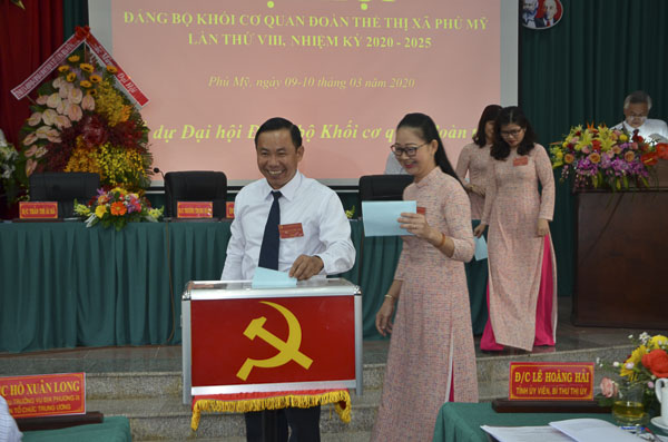 Các đại biểu bầu BCH Đảng bộ lần thứ VIII, nhiệm kỳ 2020-2025.