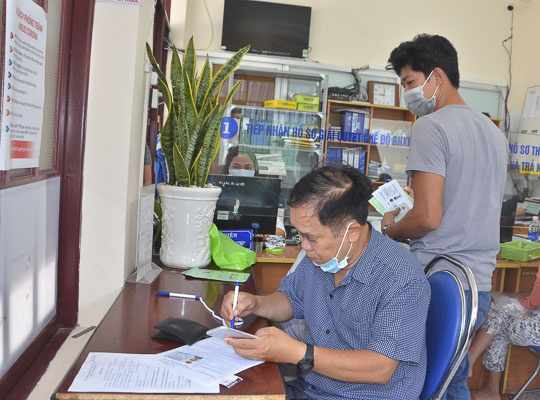 Người lao động làm thủ tục nhận chế độ BHXH một lần tại BHXH TP. Vũng Tàu.