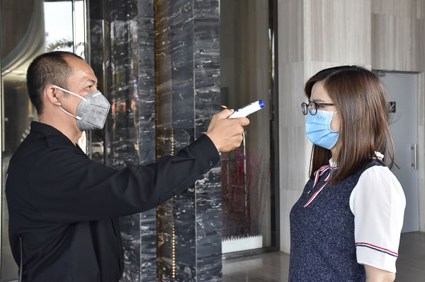 Nhân viên khách sạn Pullman đo thân nhiệt, kiểm tra sức khỏe của khách hàng, một trong những quy trình  giám sát, theo dõi dịch bệnh COVID-19 của khách sạn. Ảnh: MỸ LƯƠNG