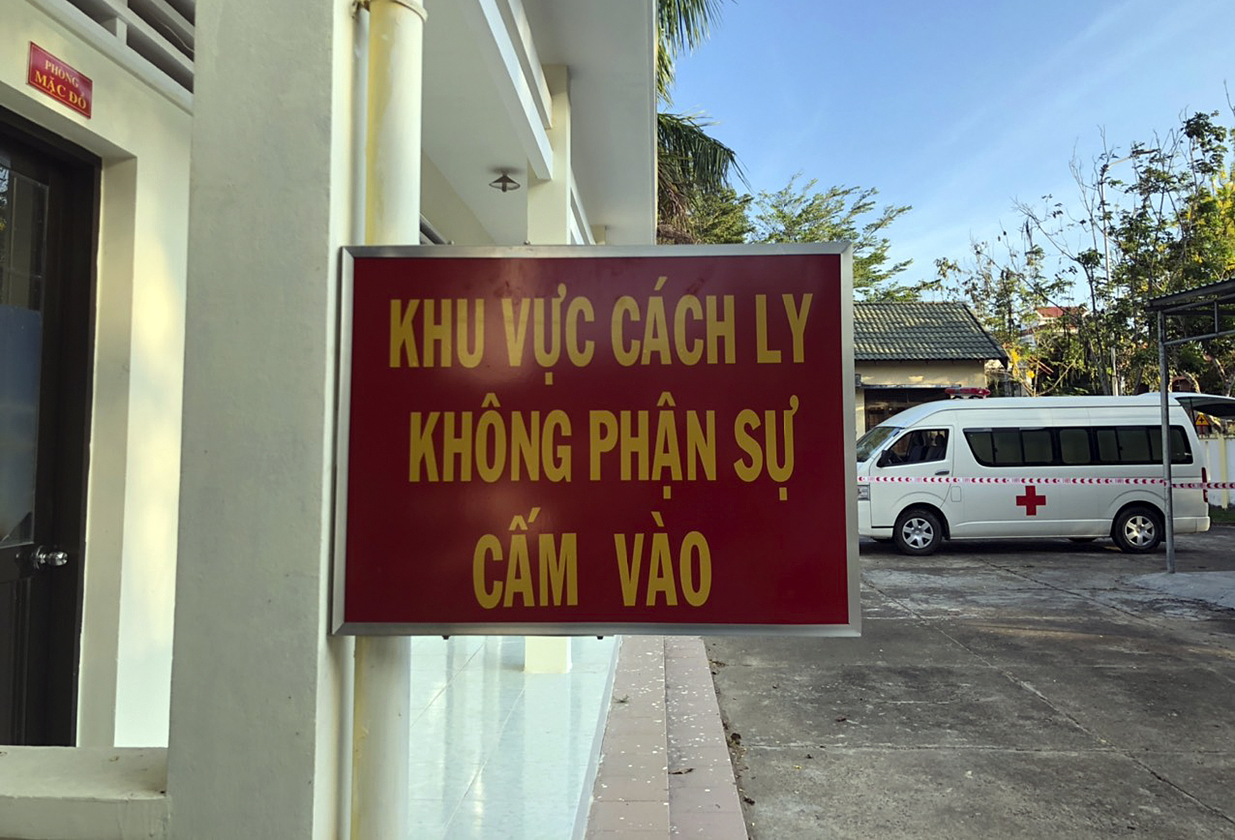 2 du khách Pháp đã được cách ly tại Trung tâm Quân dân y huyện Côn Đảo. Ảnh: MẠNH CƯỜNG