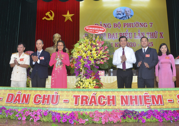Đồng chí Nguyễn Hồng Lĩnh, Ủy viên Trung ương Đảng, Bí thư Tỉnh ủy, Chủ tịch HĐND tỉnh tặng lẵng hoa chúc mừng Đại hội.