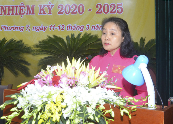 Đồng chí Nguyễn Thị Ngọc Thủy, Bí thư Đảng ủy phường 7 trình bày Báo cáo chính trị tại Đại hội.