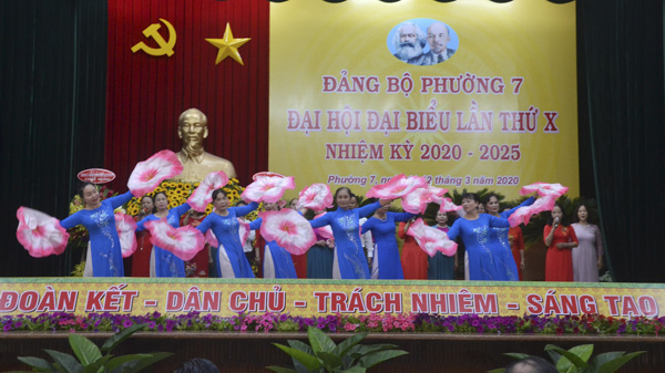 Một tiết mục văn nghệ chào mừng Đại hội.