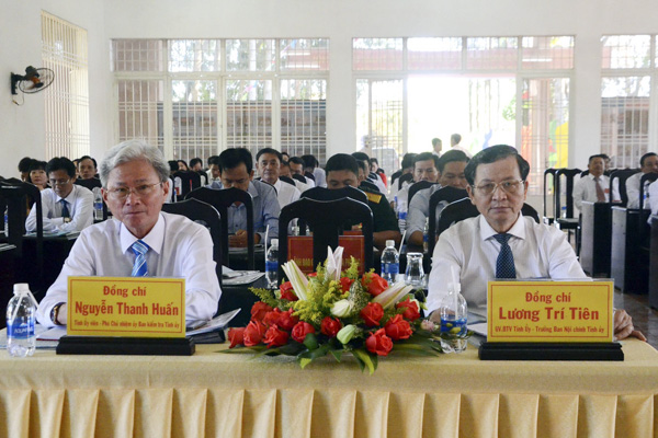 Các đồng chí: Lương Trí Tiên, Ủy viên Ban Thường vụ Tỉnh ủy, Trưởng ban Nội chính Tỉnh ủy; Nguyễn Thanh Huấn, Tỉnh ủy viên, Phó Chủ nhiệm Ủy ban Kiểm tra Tỉnh ủy tham dự Đại hội.