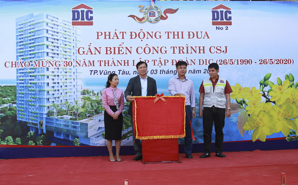 Sản xuất kinh doanh là một trong những nhiệm vụ quan trọng được Đảng bộ Tập đoàn DIC quan tâm hàng đầu.  Trong ảnh: Tập đoàn DIC làm lễ đặt bảng công trình Dự án Khu phức hợp nghỉ dưỡng Cap Saint Jacques.