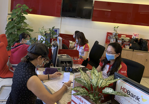 HDBank là 1 trong 22 chi nhánh ngân hàng đang thực hiện các chính sách giảm lãi suất cho các doanh nghiệp bị ảnh hưởng bởi dịch COVID-19.  Trong ảnh: Khách hàng giao dịch tại HDBank, chi nhánh Vũng Tàu. Ảnh: PHAN HÀ