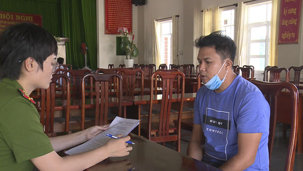 Đối tượng tổ chức đá gà - Trần Phi Hùng khai báo tại cơ quan Công an.