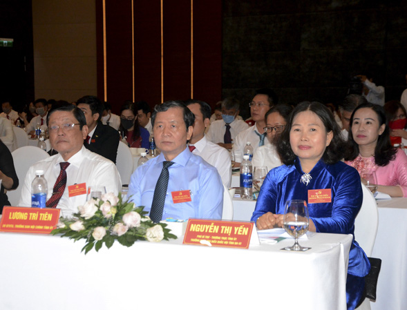 Đồng chí Nguyễn Thị Yến, Phó Bí thư Thường trực Tỉnh ủy,Trưởng Đoàn ĐBQH tỉnh; đồng chí Lương Trí Tiên (thứ 2 từ trái qua), Ủy viên Ban Thường vụ Tỉnh ủy, Trưởng Ban Nội chính Tỉnh ủy; đồng Đỗ Văn Bửu, Ủy viên Ban Thường vụ Tỉnh ủy, Chủ nhiệm Ủy ban Kiểm tra Tỉnh ủy tham dự Đại hội.