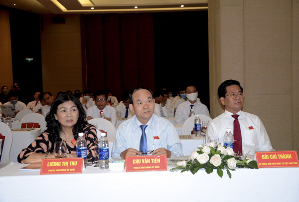 Đồng chí Bùi Chí Thành, Ủy viên dự khuyết Trung ương Đảng, Chủ tịch UBMTTQ Việt Nam tỉnh và các đồng chí Thường trực Đảng ủy Khối Cơ quan và DN tỉnh tham dự Đại hội.