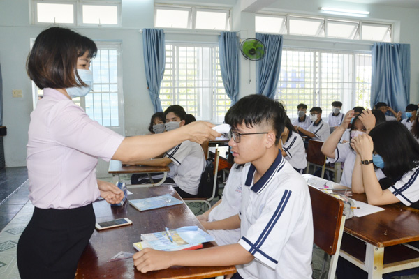 HS THPT được nghỉ học sau 2 tuần đi học trở lại. Trong ảnh: Nhân viên y tế Trường THPT Đinh Tiên Hoàng (TP.Vũng Tàu) kiểm tra thân nhiệt HS lớp 10T6 trong buổi học sáng 2/3. Ảnh: MINH THANH