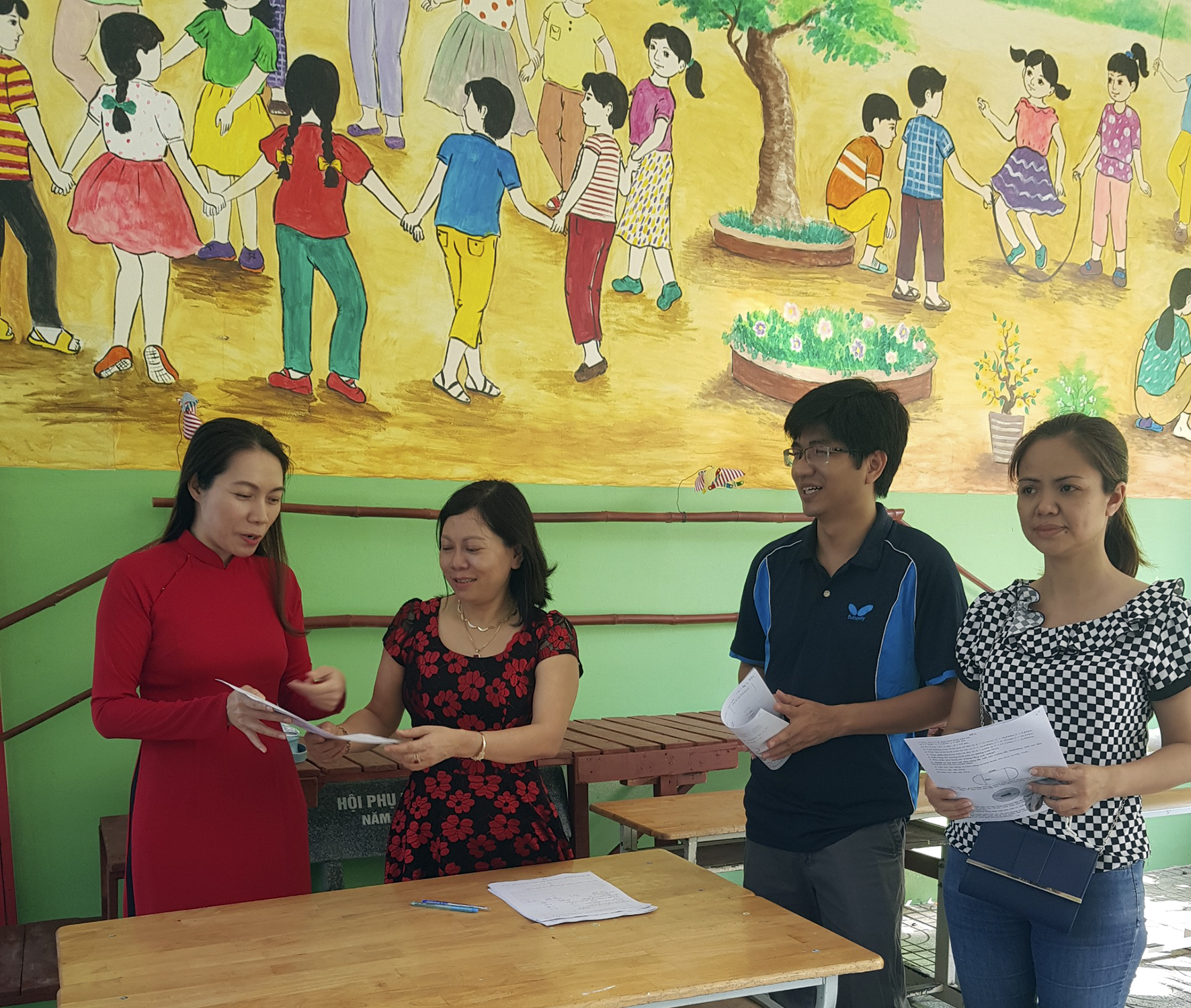 Cô Đỗ Thị Sinh, GV chủ nhiệm lớp 5A2, Trường TH Lý Tự Trọng, TP. Vũng Tàu giao bài tập cho phụ huynh mang về để HS làm tại nhà. Ảnh: KHÁNH CHI