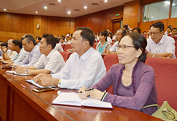 Các cán bộ, đảng viên tham dự hội nghị học tập, quán triệt, triển khai chuyên đề năm 2019 “Xây dựng ý thức tôn trọng nhân dân, phát huy dân chủ, chăm lo đời sống nhân dân theo tư tưởng, đạo đức, phong cách  Hồ Chí Minh” do Đảng ủy Khối Cơ quan tỉnh tổ chức, ngày 3/1/2019. Ảnh: MINH NHÂN