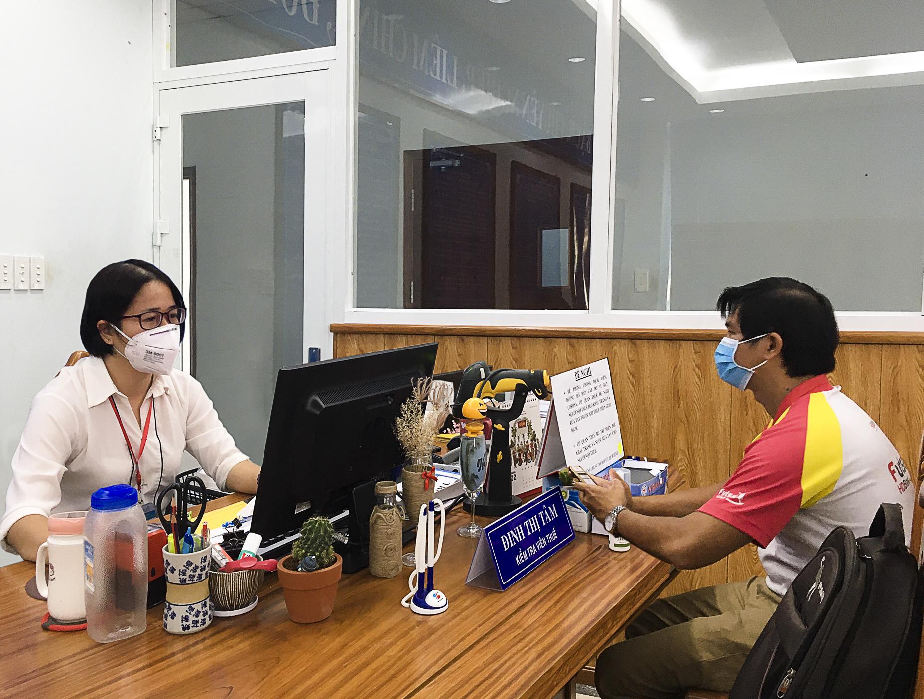 Người nộp thuế đến giao dịch tại bộ phận một cửa  Văn phòng Cục Thuế tỉnh.