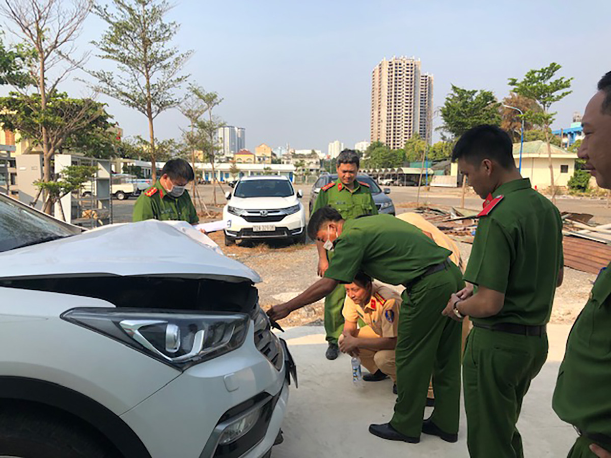 Cơ quan Công an khám nghiệm chiếc xe ô tô BKS 72A-160.58 do ông Huỳnh Ngọc Thu gây tai nạn rồi bỏ trốn khỏi hiện trường rạng sáng 10/3.