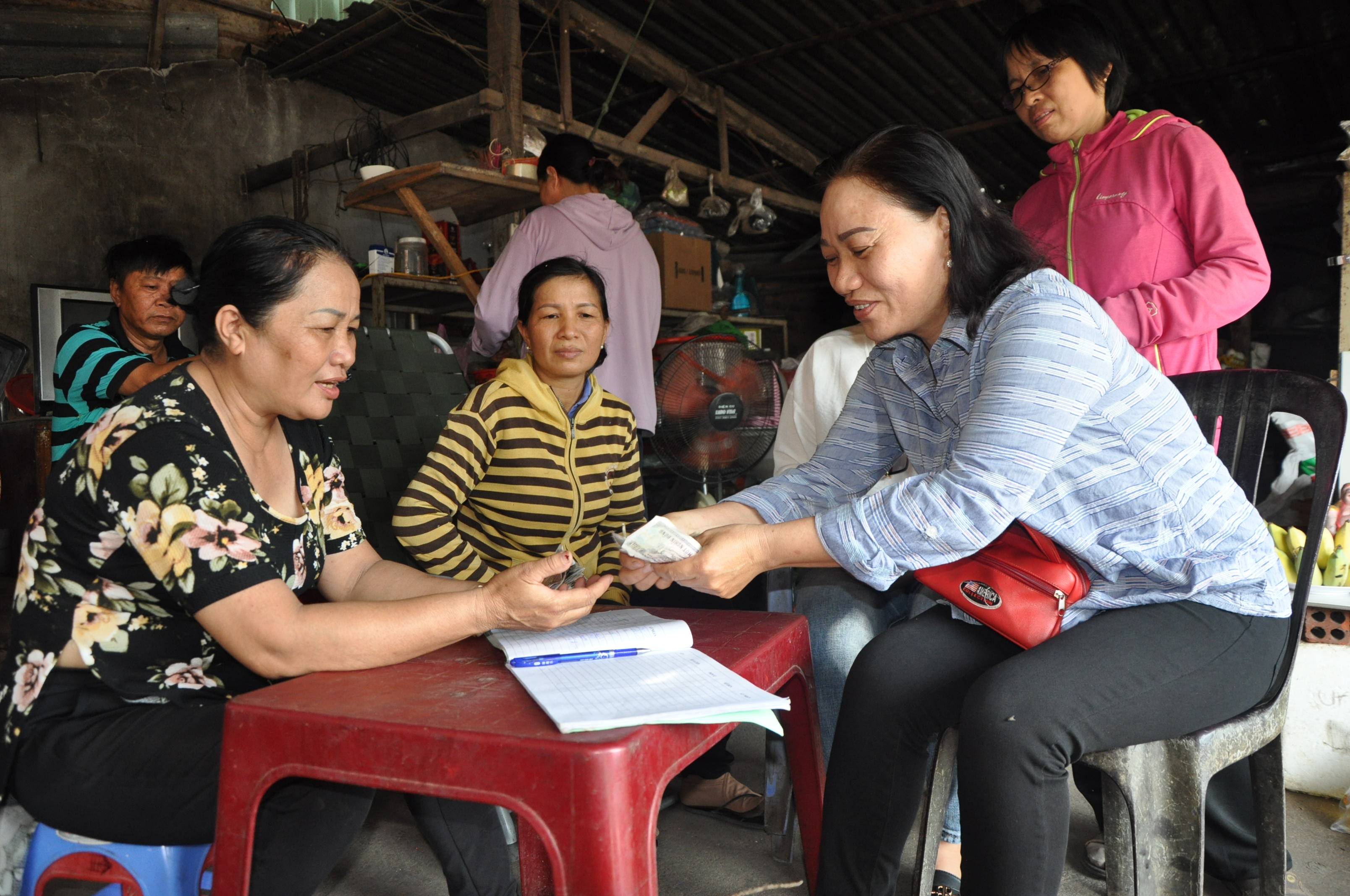 Chị Đỗ Thị Tuyết (bìa trái), Hội trưởng Hội Thiện Tâm nhận tiền đóng góp của các chị em vào quỹ hội để giúp đỡ người nghèo, nấu các bữa ăn tình thương tại Bệnh viện Bà Rịa.