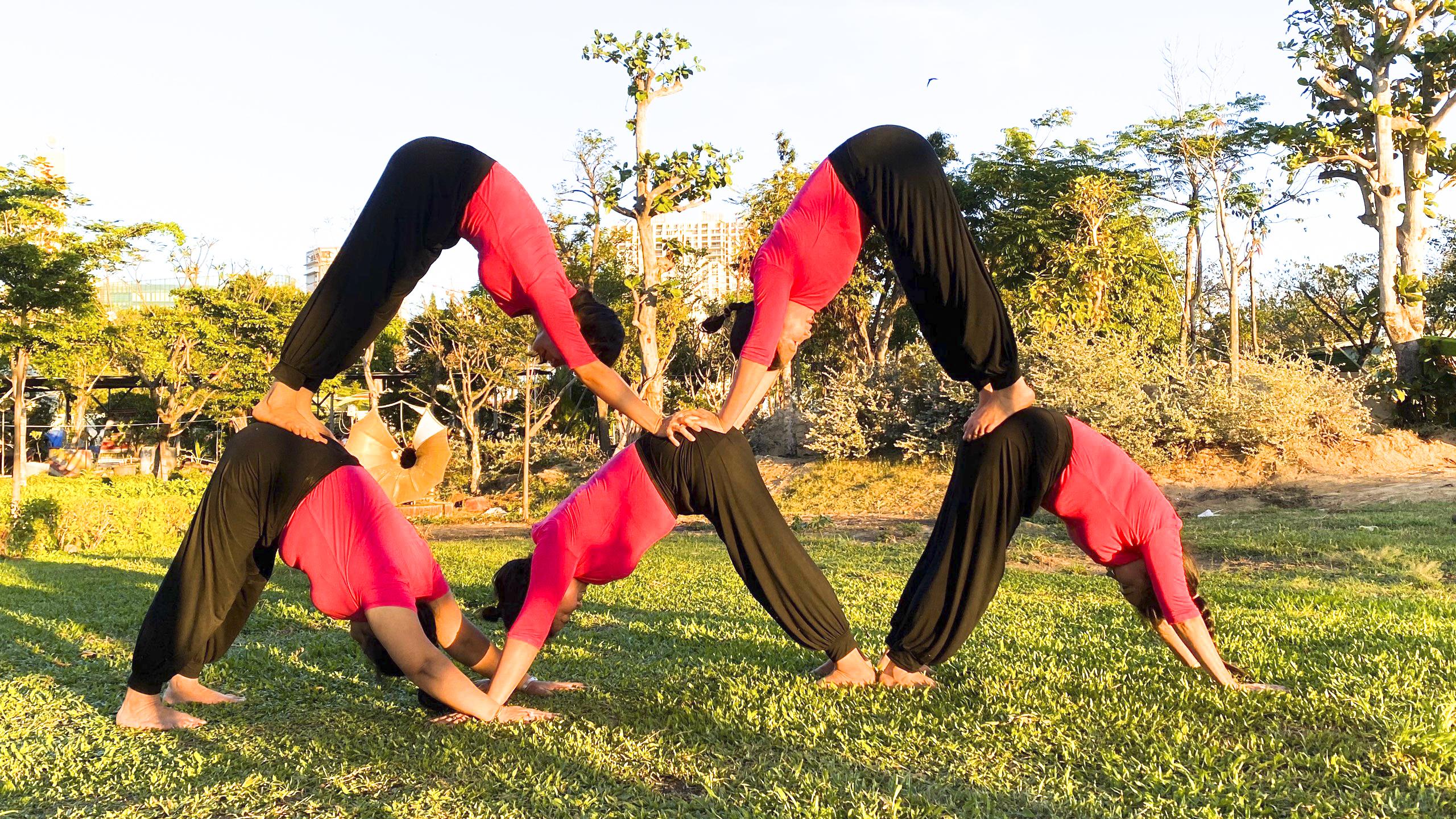 Nhóm Mervida Yoga Vũng Tàu với các động tác tăng cường sự dẻo dai cho cơ thể. Ảnh: PHẠM THANH SƠN