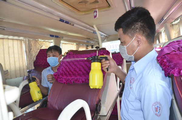 Nhân viên xe Minh Phúc phun sát khuẩn xe trước khi xuất bến. 