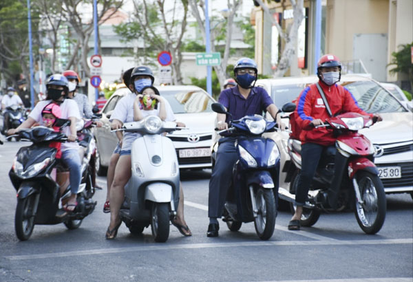 Người dân tham gia giao thông trên đường Hoàng Hoa Thám, TP. Vũng Tàu. Ảnh: QUANG VINH