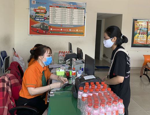 Khách mua vé tại hãng xe Phương Trang.
