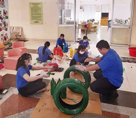 ĐVTN Thư viện tỉnh sáng tạo vỏ xe cũ thành các con vật ngộ nghĩnh tại “Góc xanh đọc sách”.
