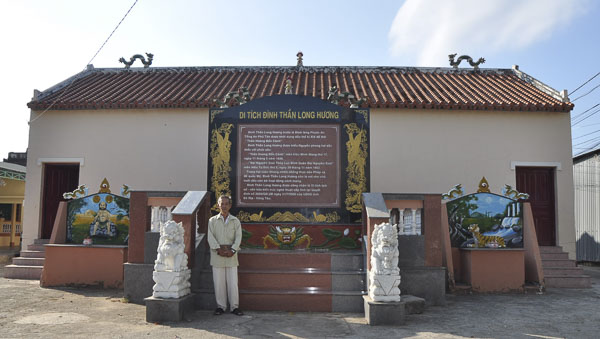 Mặt trước Đình thần Long Hương.