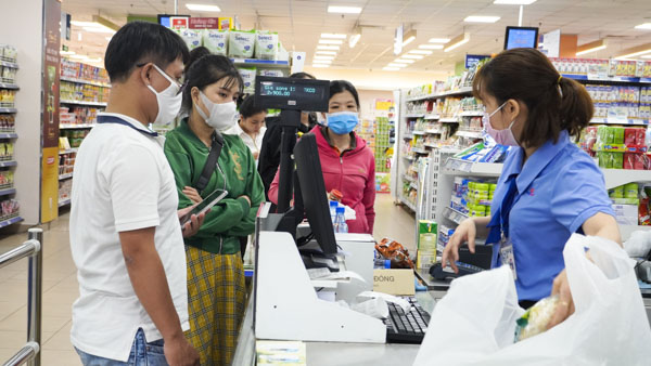 Việc đeo khẩu trang không ảnh hưởng đến hoạt động mua sắm.