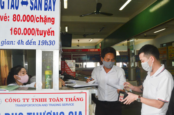 Nhân viên và hành khách đeo khẩu trang để bảo vệ sức khỏe khi đến Bến xe Vũng Tàu.