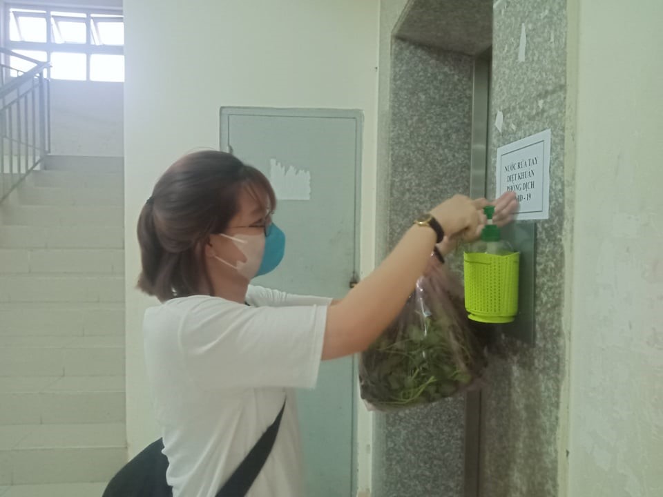 Đeo khẩu trang, rửa tay sát khuẩn, không nói chuyện khi đi cầu thang máy,... là những việc làm hàng ngày của ngươi dân chung cư Bình An (P10, TP. Vũng Tàu). Ảnh SONG BÌNH